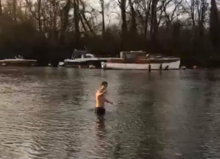 Baño en Invierno en el río Támesis